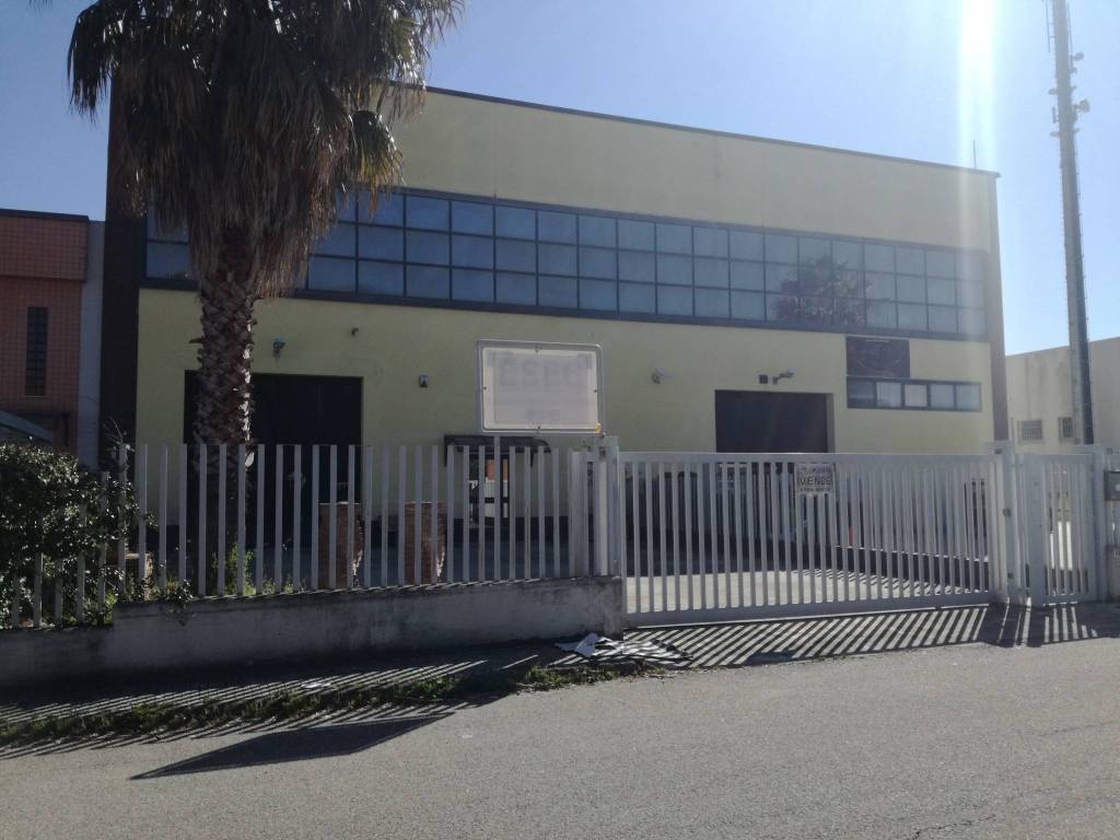 locale commerciale in affitto a Rende in zona Quattromiglia