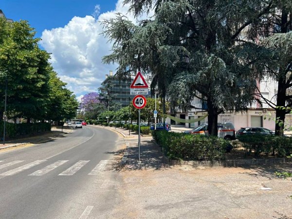 negozio in affitto a Rende in zona Roges