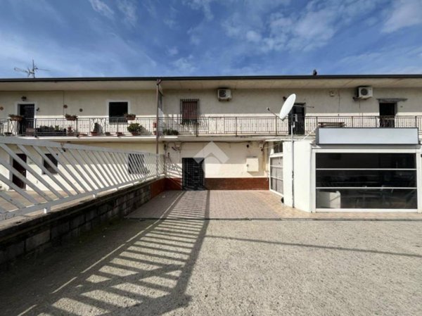locale commerciale in affitto a Rose