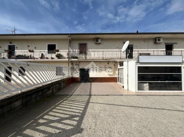 locale commerciale in affitto a Rose