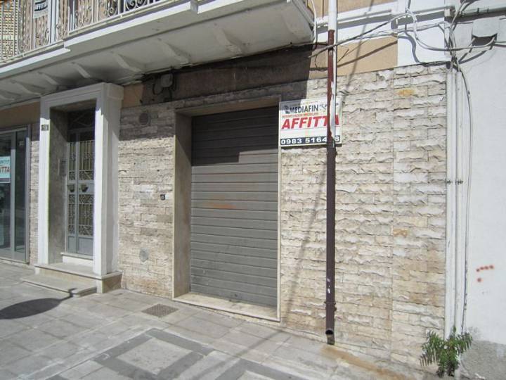negozio in affitto a Corigliano-Rossano in zona Rossano Stazione