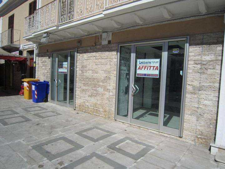 negozio in affitto a Corigliano-Rossano in zona Rossano Stazione