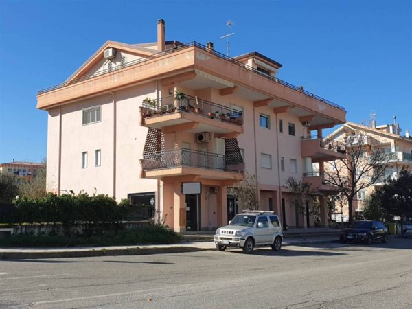 negozio in affitto a Corigliano-Rossano in zona Rossano Stazione