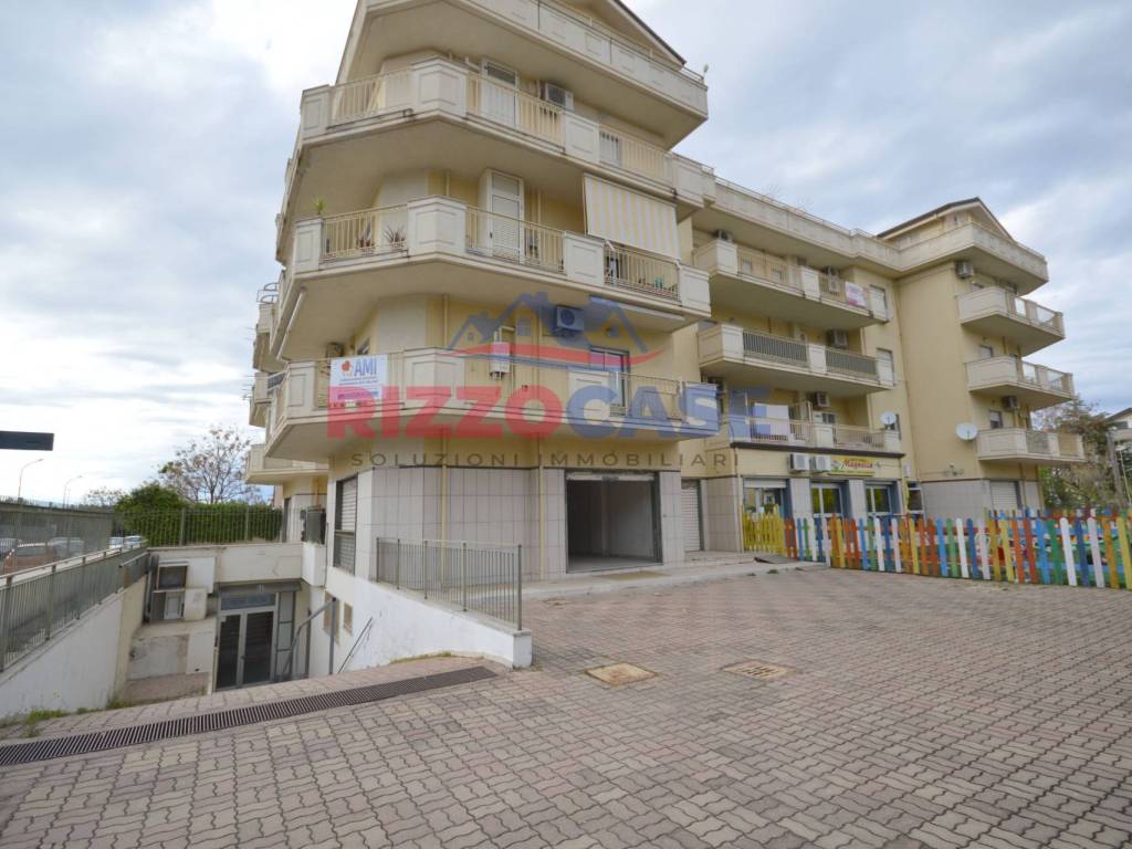 negozio in affitto a Corigliano-Rossano in zona Rossano Stazione