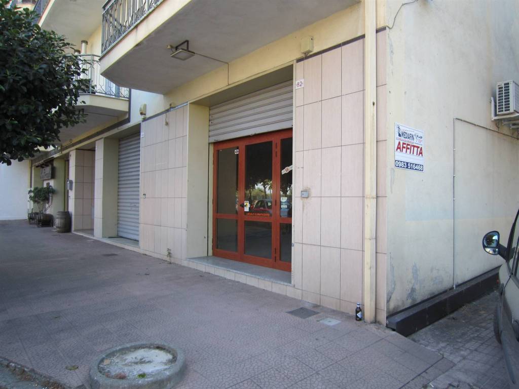 negozio in affitto a Corigliano-Rossano in zona Rossano Stazione