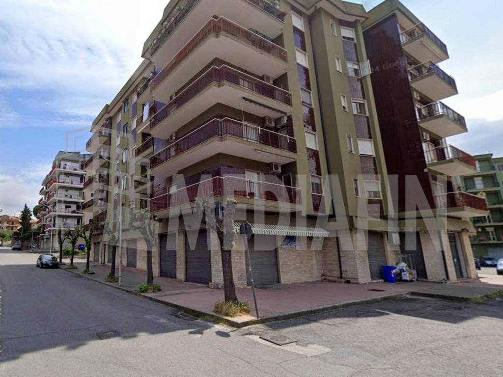 negozio in affitto a Corigliano-Rossano in zona Rossano Stazione