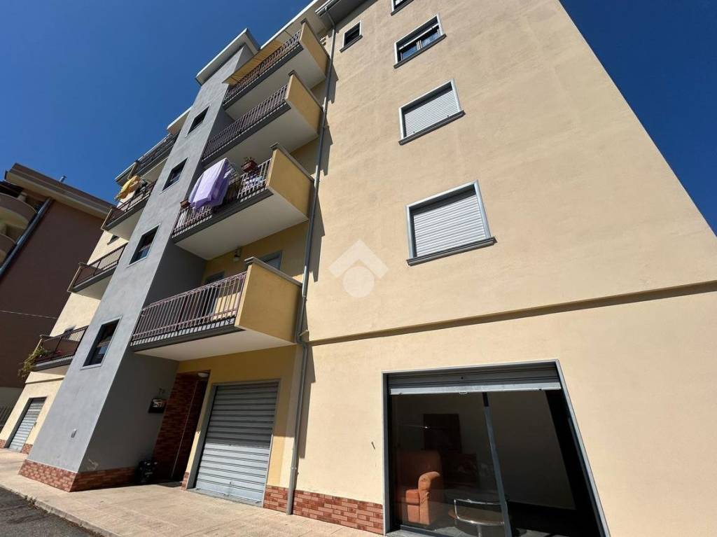 locale commerciale in affitto a Corigliano-Rossano