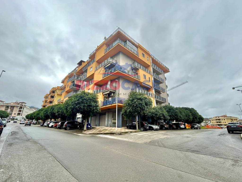 negozio in affitto a Corigliano-Rossano in zona Rossano