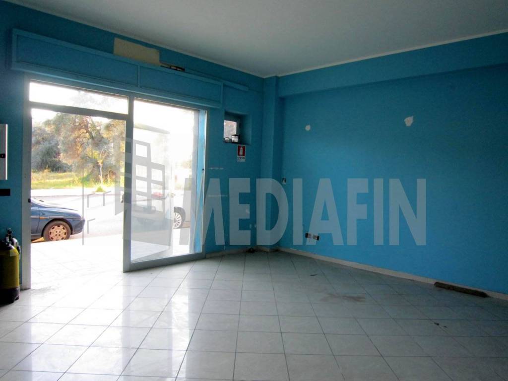 negozio in affitto a Corigliano-Rossano in zona Rossano