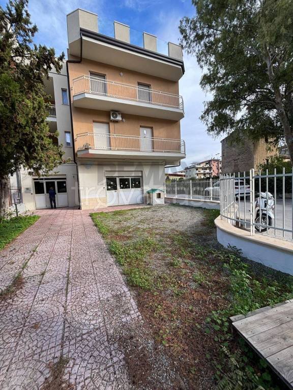 negozio in affitto a Corigliano-Rossano