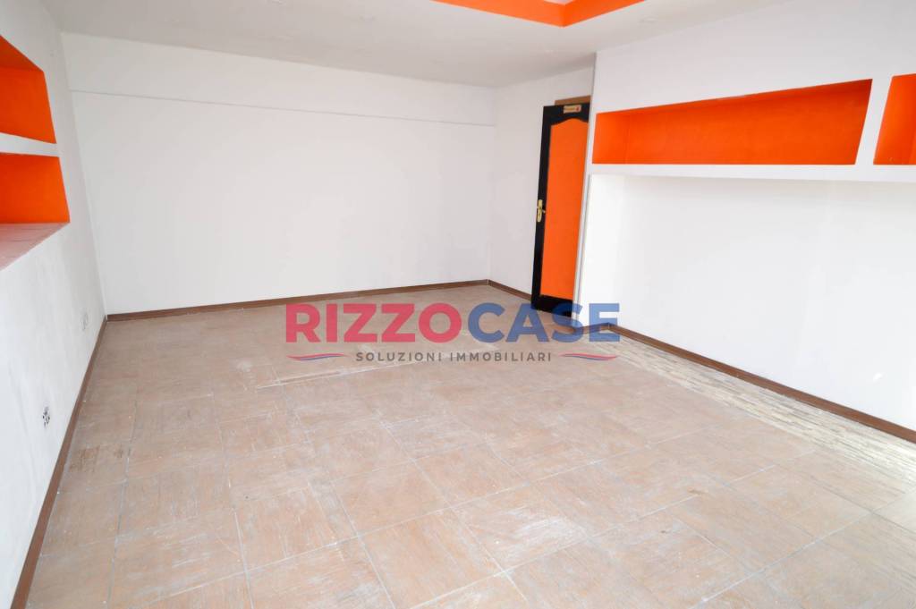 negozio in affitto a Corigliano-Rossano in zona Rossano