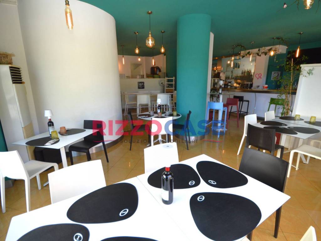 negozio in affitto a Corigliano-Rossano in zona Rossano Stazione