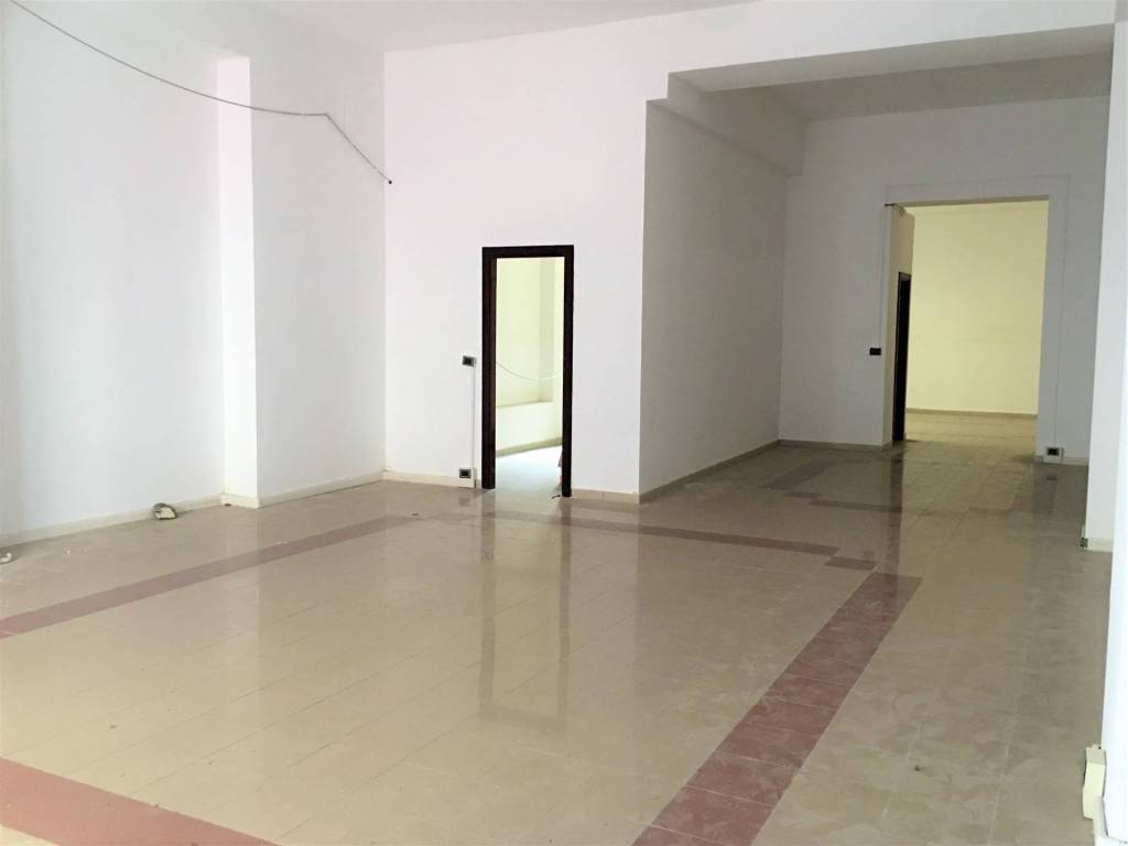 negozio in affitto a Catanzaro in zona Centro Città