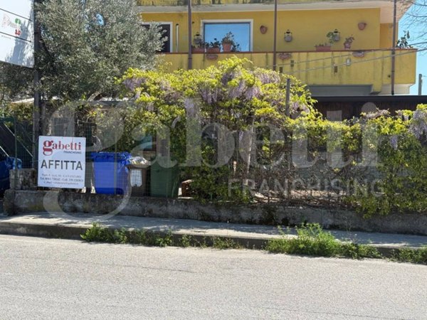 negozio in affitto a Catanzaro in zona Siano