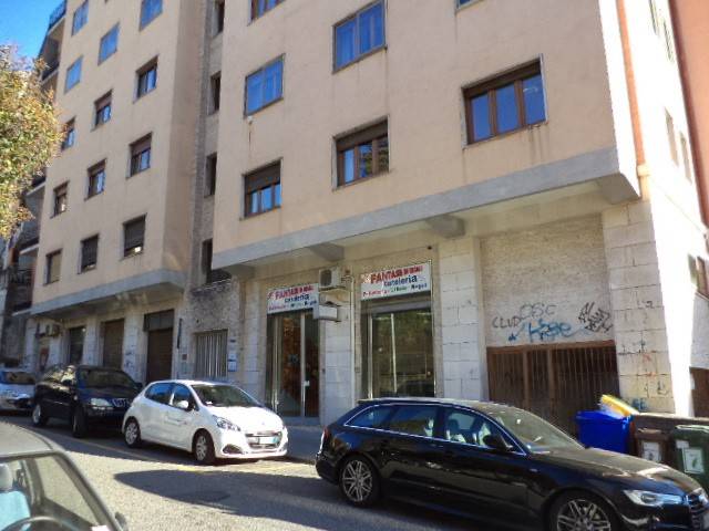negozio in affitto a Catanzaro in zona Centro Città