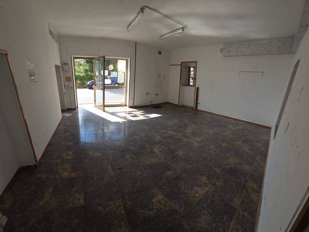 negozio in affitto a Catanzaro in zona Siano