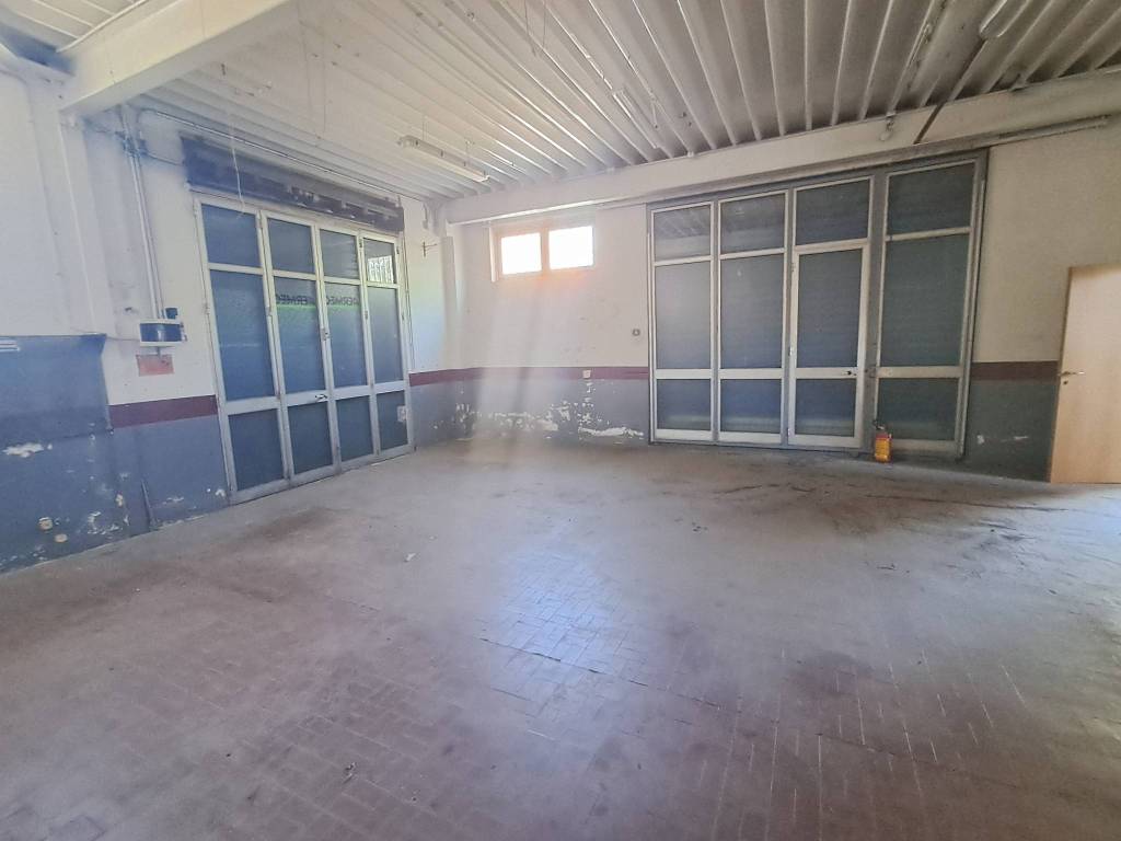 negozio in affitto a Catanzaro in zona Mater Domini