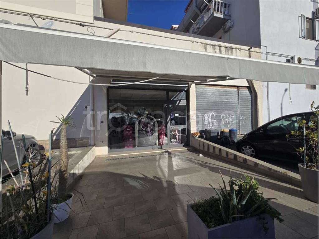 negozio in affitto a Catanzaro in zona Catanzaro Lido