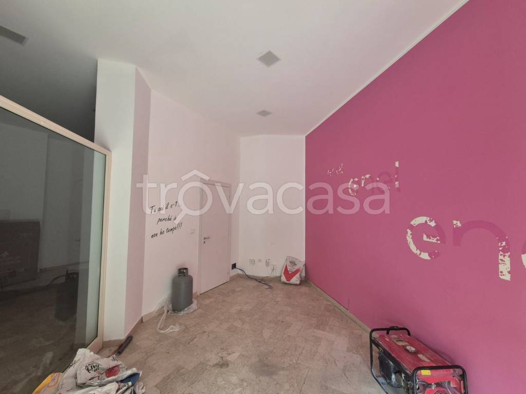 negozio in affitto a Catanzaro in zona Pontegrande