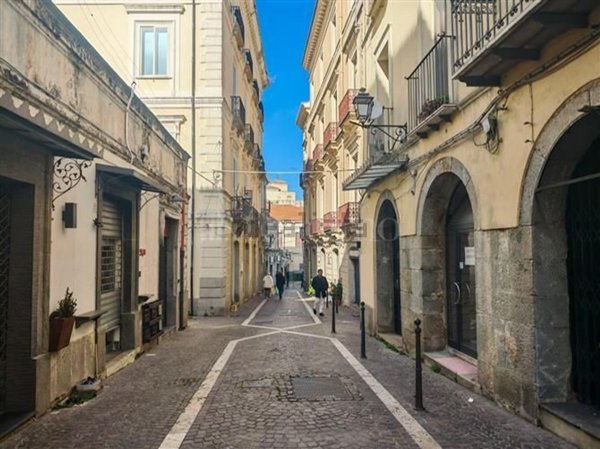 locale commerciale in affitto a Catanzaro in zona Centro Città