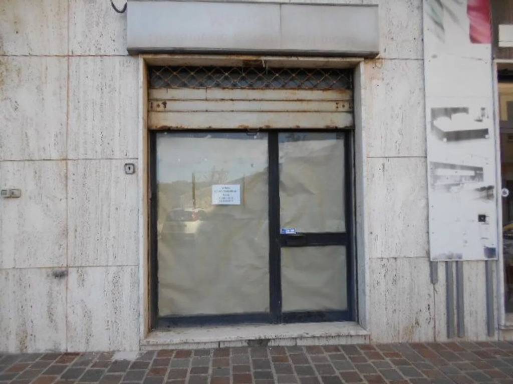 negozio in affitto a Catanzaro in zona Siano