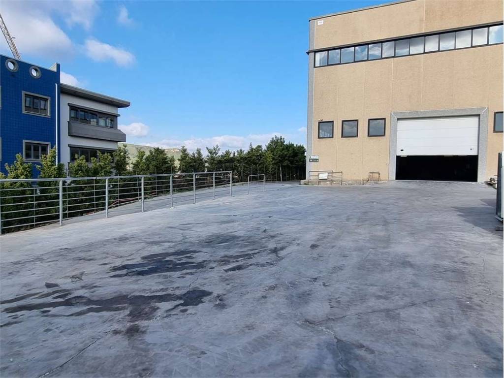 locale commerciale in affitto a Catanzaro in zona Germaneto