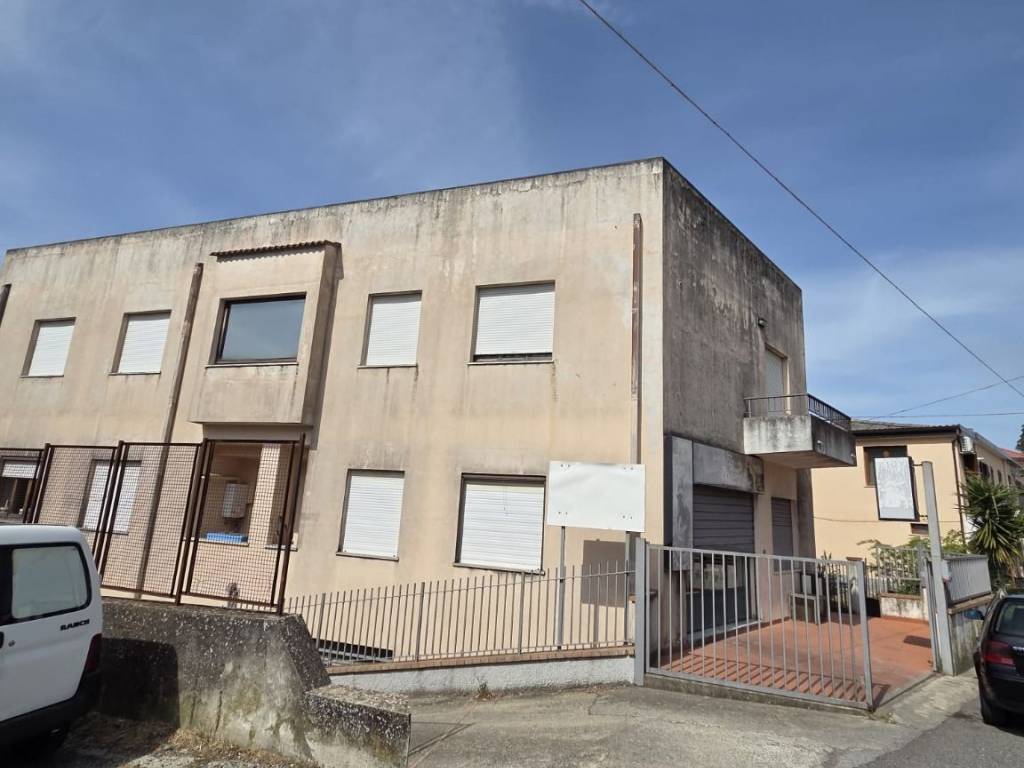 negozio in affitto a Catanzaro in zona Mater Domini
