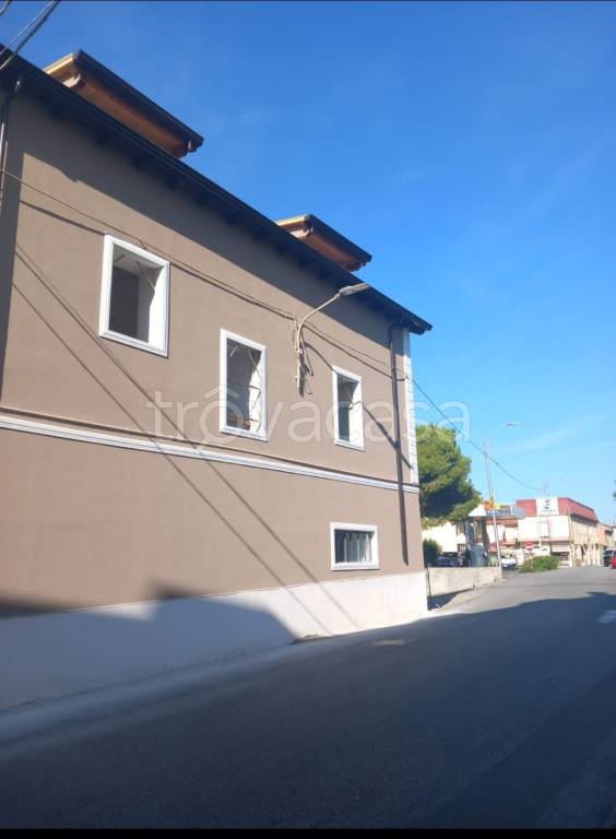 negozio in affitto a Catanzaro in zona Mater Domini