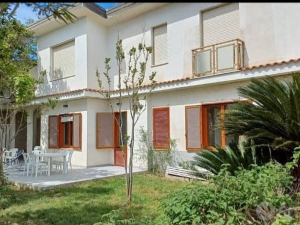 casa indipendente in affitto a Davoli