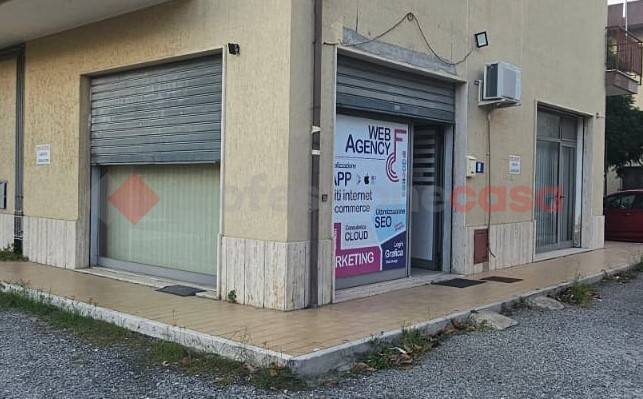 negozio in affitto a Davoli