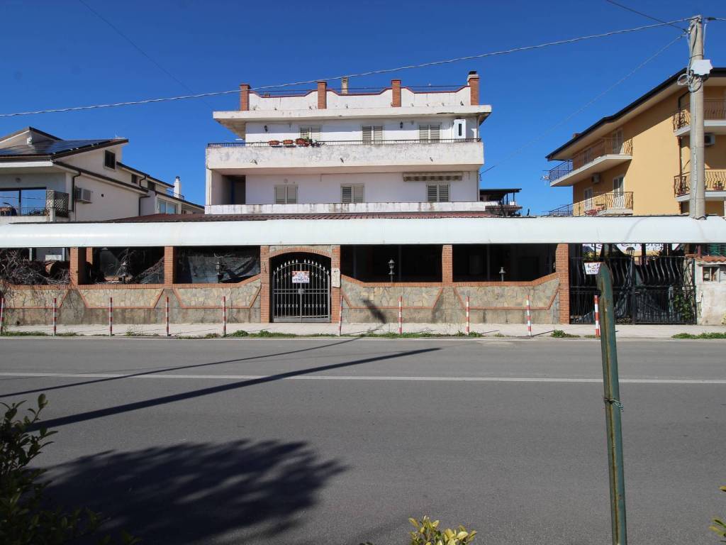 negozio in affitto a Montepaone in zona Montepaone Lido