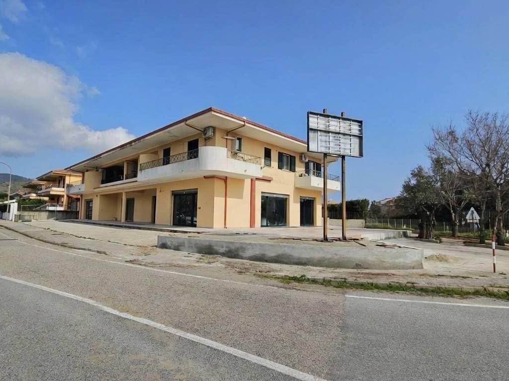 negozio in affitto a Montepaone in zona Montepaone Lido