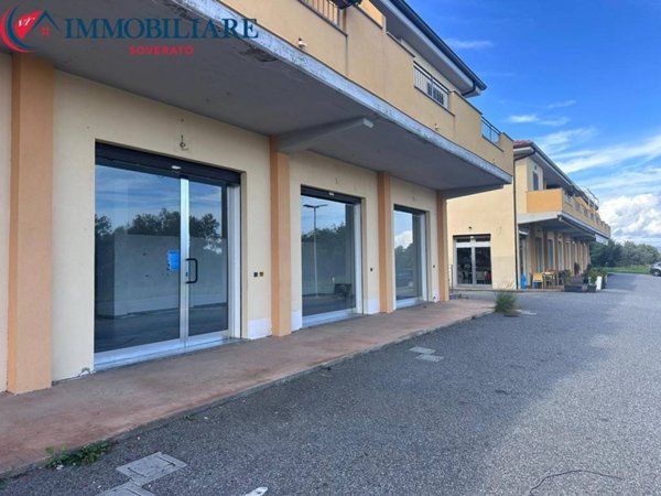 negozio in affitto a Sant'Andrea Apostolo dello Ionio in zona Marina