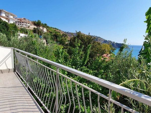 appartamento in affitto a Stalettì in zona Caminia