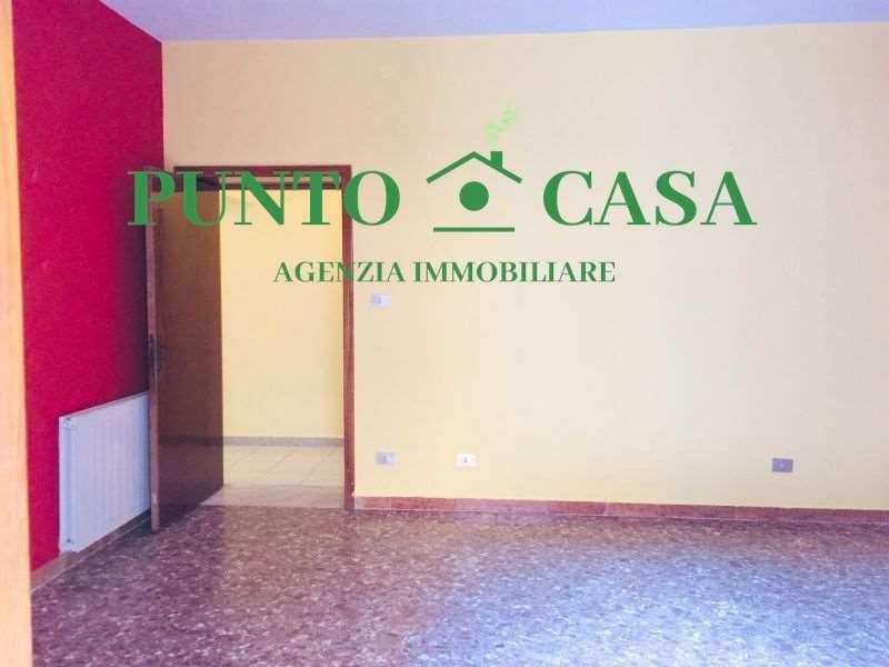 negozio in affitto a Lamezia Terme in zona Sambiase