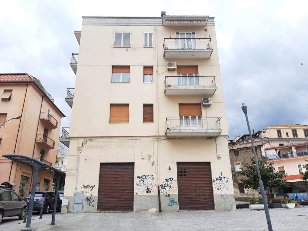 negozio in affitto a Lamezia Terme in zona Sambiase