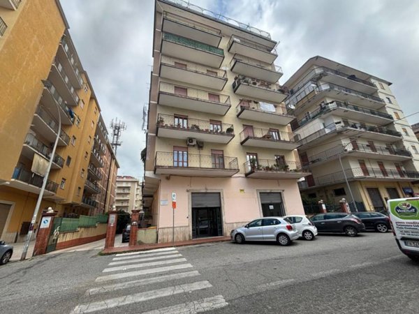 negozio in affitto a Lamezia Terme in zona Sambiase