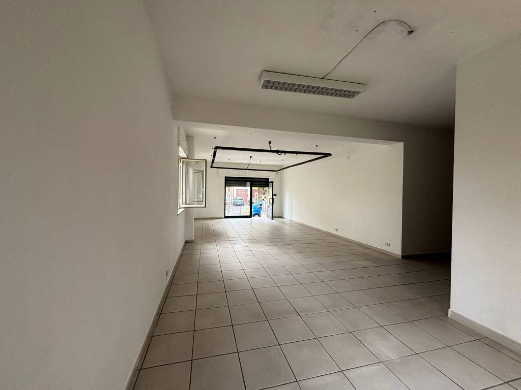 negozio in affitto a Lamezia Terme in zona Sambiase