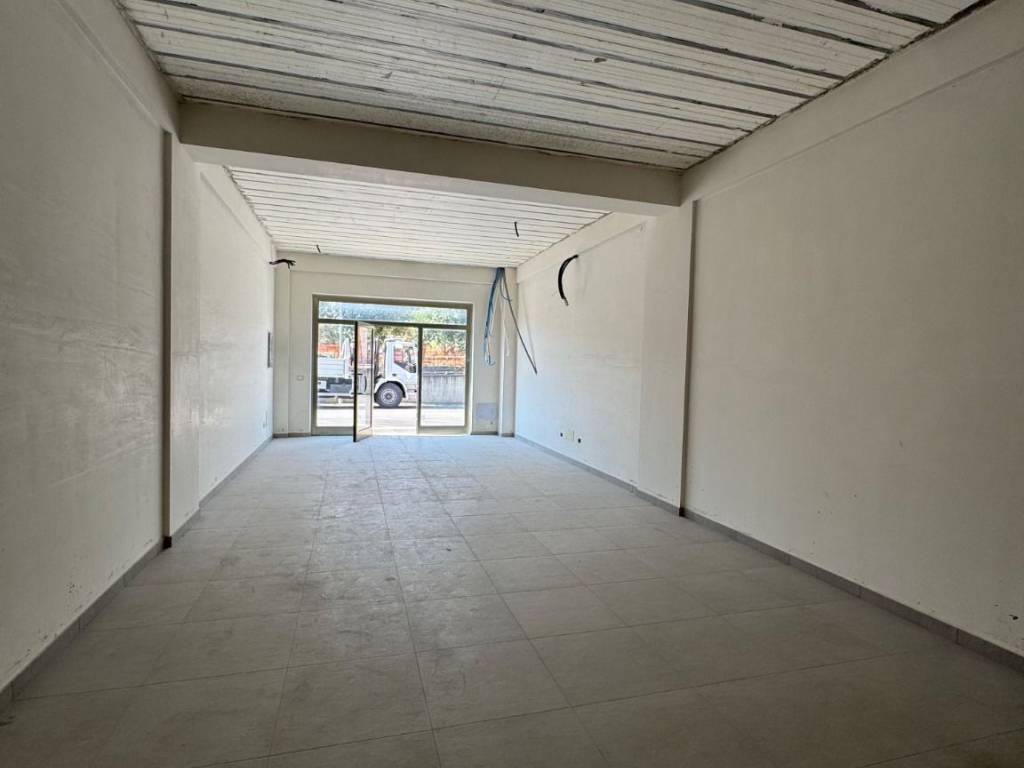 negozio in affitto a Lamezia Terme in zona Sambiase