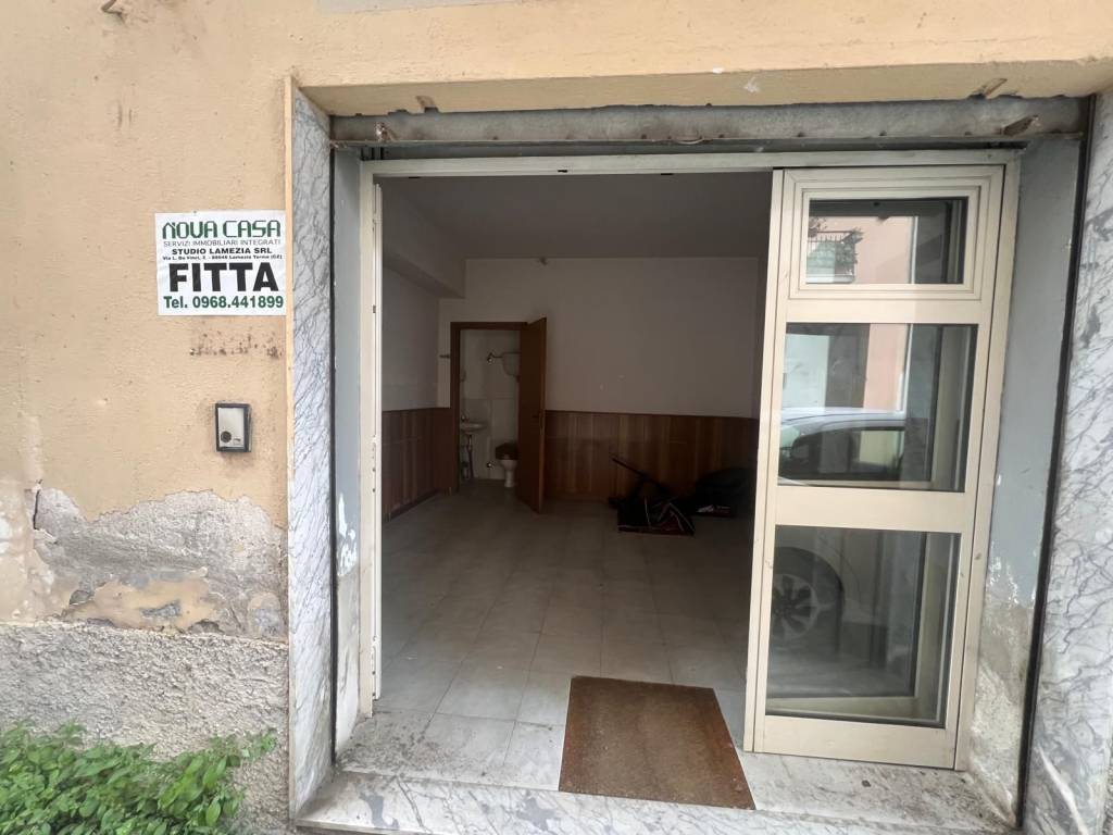 negozio in affitto a Lamezia Terme in zona Nicastro