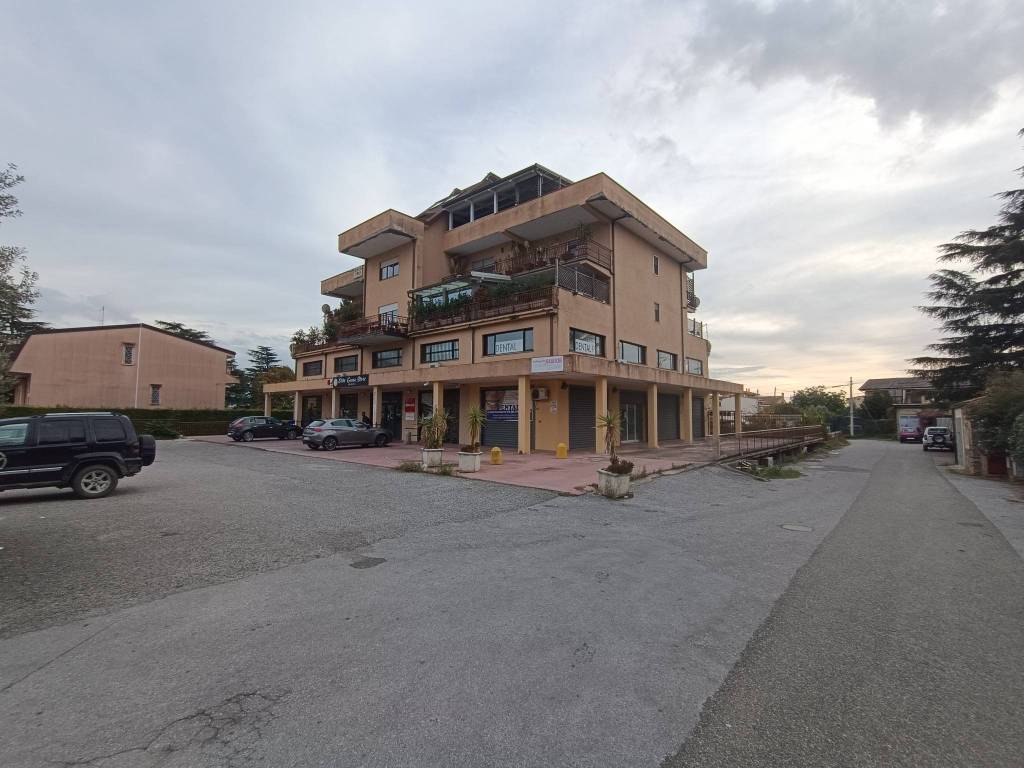 negozio in affitto a Lamezia Terme in zona Sambiase