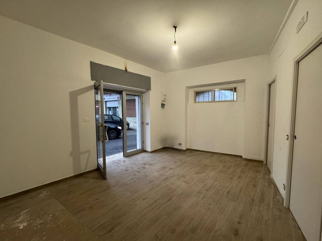 negozio in affitto a Lamezia Terme in zona Sambiase