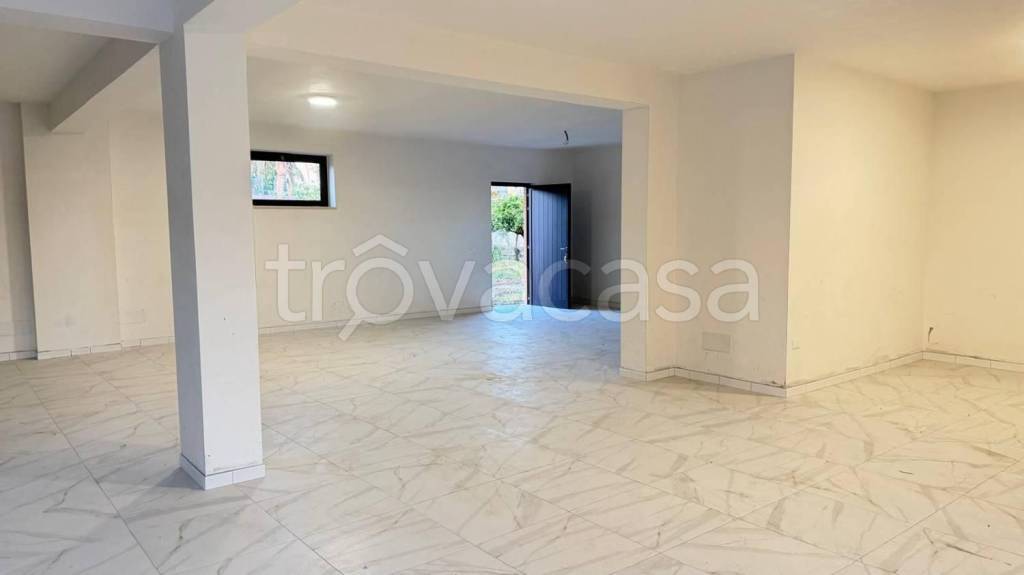 negozio in affitto a Lamezia Terme in zona Carrà