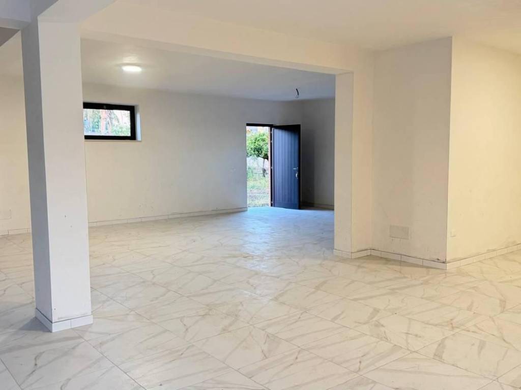 negozio in affitto a Lamezia Terme in zona Carrà