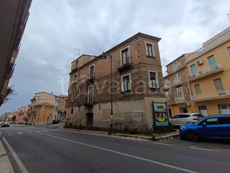 negozio in affitto a Lamezia Terme in zona Sambiase