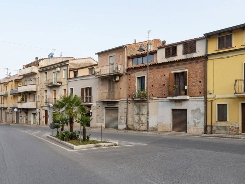 negozio in affitto a Lamezia Terme in zona Sambiase