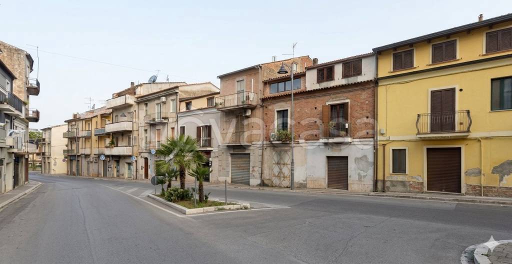 negozio in affitto a Lamezia Terme in zona Sambiase