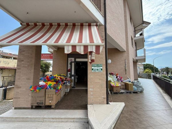 negozio in affitto a Lamezia Terme in zona Sant'Eufemia Lamezia