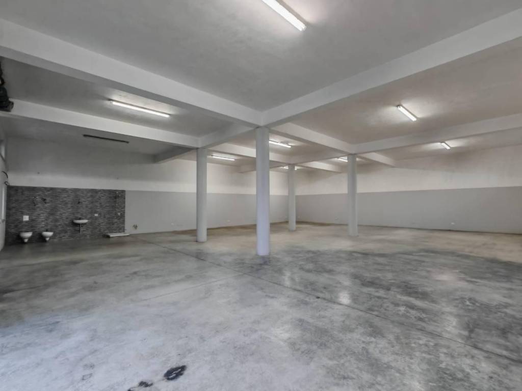 locale commerciale in affitto a Lamezia Terme in zona Sambiase