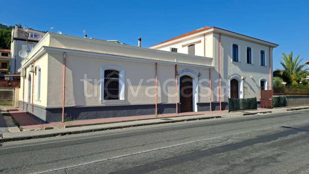 negozio in affitto a Lamezia Terme in zona Sambiase